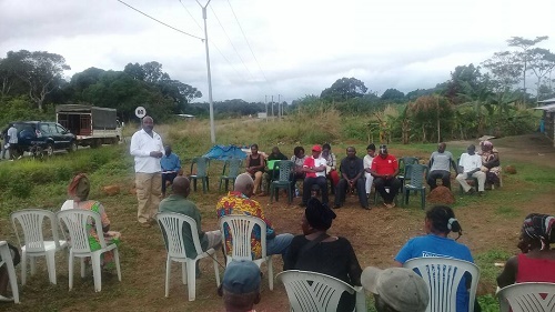 Au centre, Emmanuel Thierry Koumba parcourt la Ngounié centrale pour expliquer sa vision à ses compatriotes