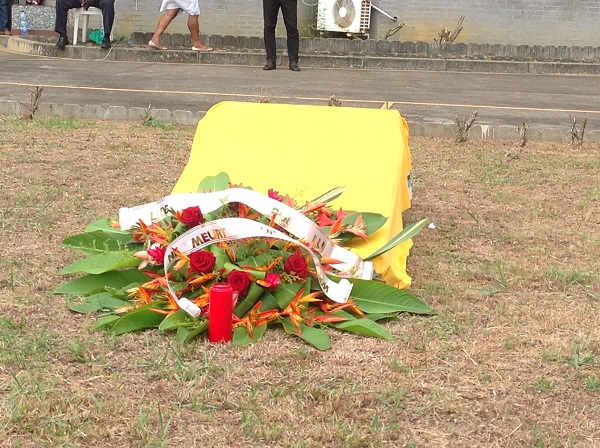Une tombe symbolique a représenté les personnes mortes durant les violences postélectorales de 2016. 
